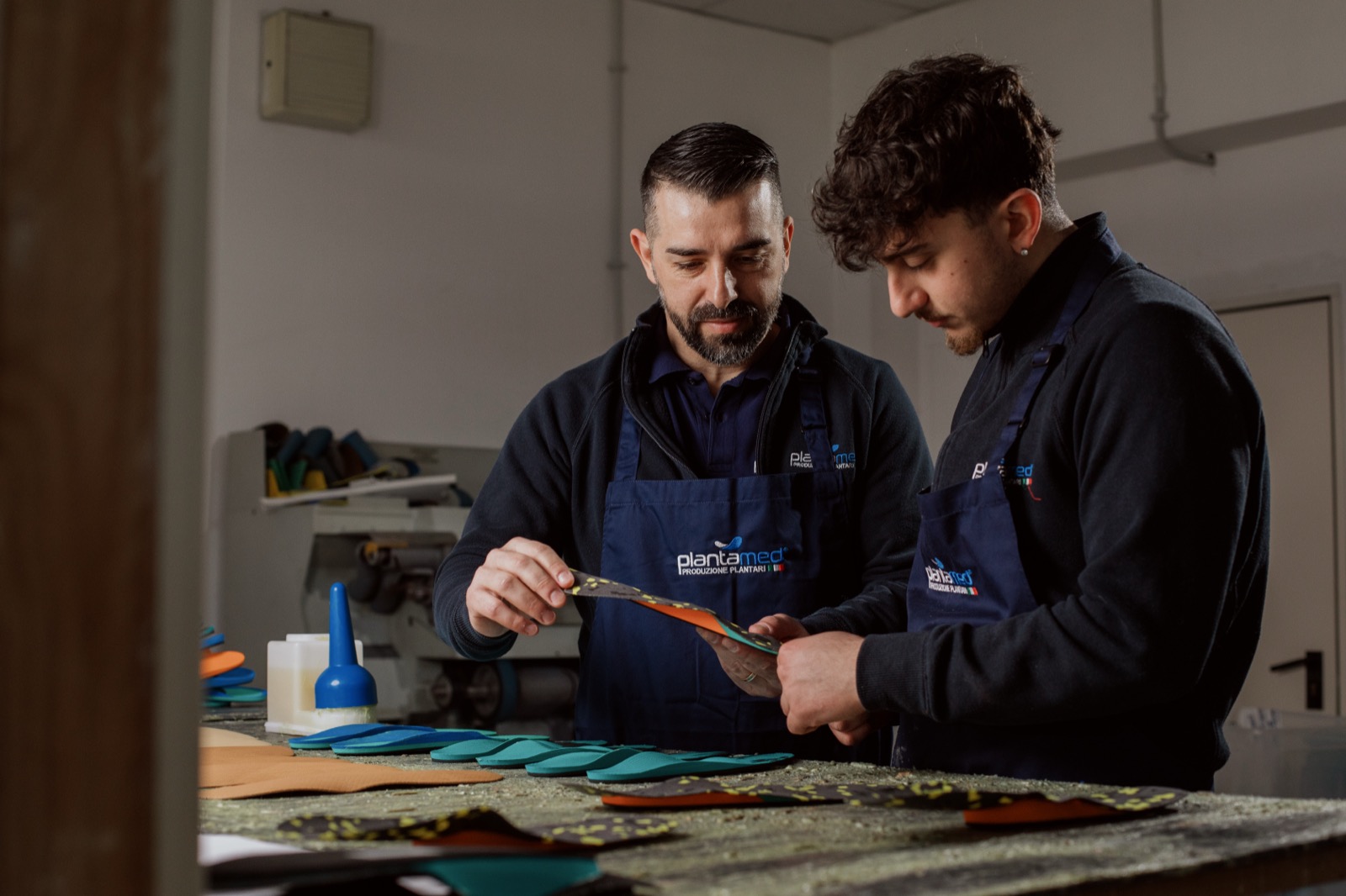 Tecnici Plantamed al lavoro su materie prime per ortesi