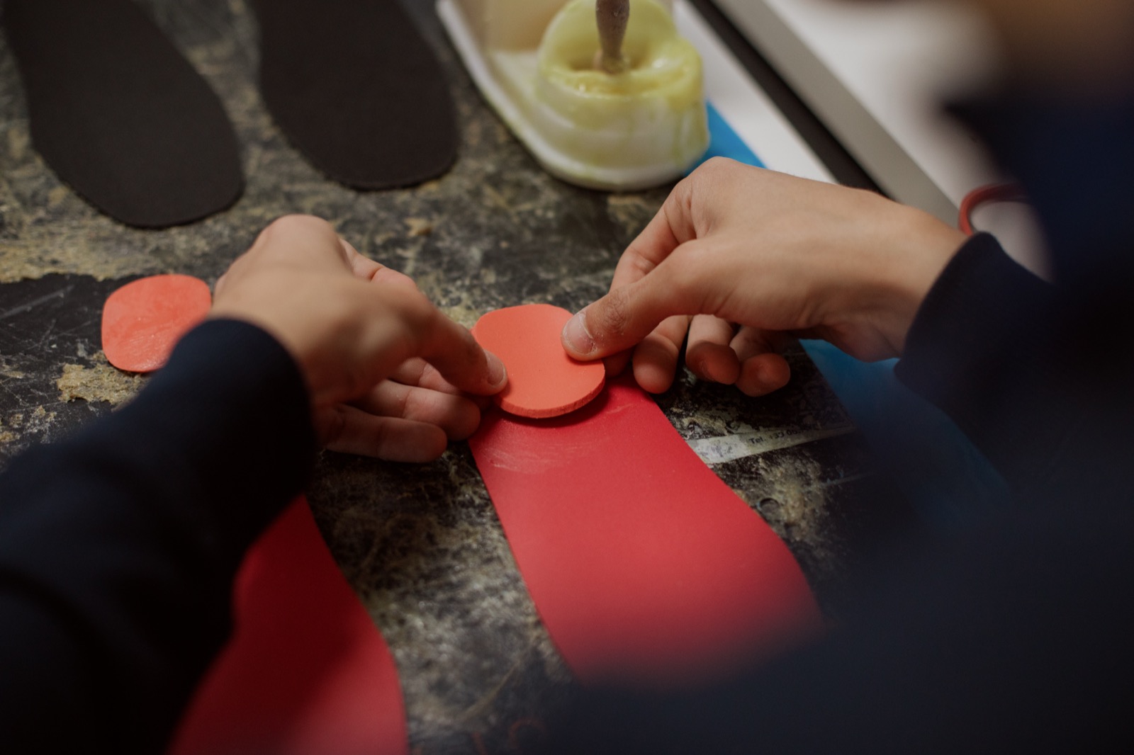 Mani al lavoro su materie prime per plantari Plantamed